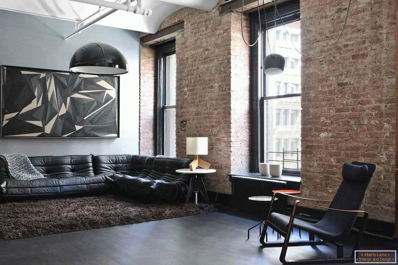 Kombinacija obojenih i opečenih zidova u dnevnoj sobi u stilu grunge