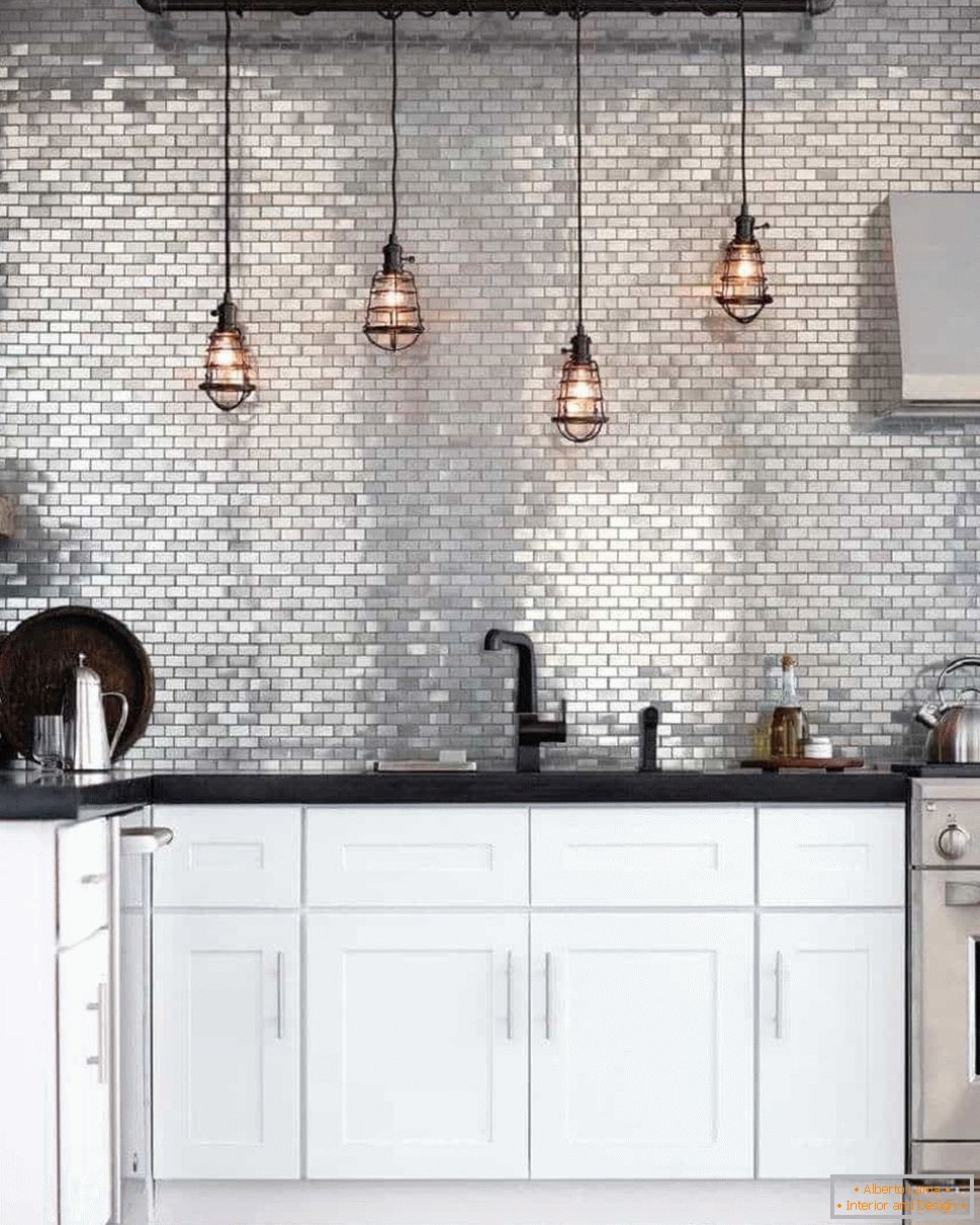 Kuhinja u stilu grunja s predprostor srebrne boje i retro svetla iznad radne površine