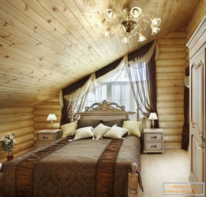 Neobično rešenje za spavaću sobu u stilu države. Na kraljevsko mekanom krevetu, stvorenom na motivima baroka, izvanredno se gleda u opšti seoski koncept unutrašnjosti.