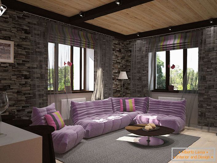 Projekat dizajna za udoban dnevni boravak u stilu potkrovlja. Ukrasanje zidova kamena harmonično se kombinuje sa mekanim mekanim purpurnim nameštajem.