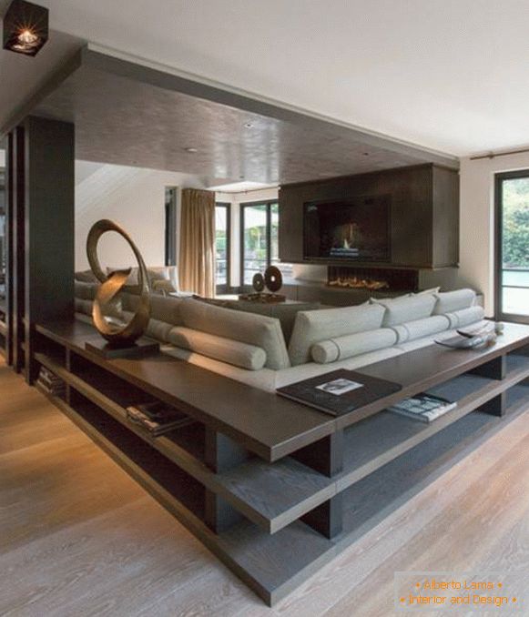 Elegantan dizajn velike dnevne sobe sa policama