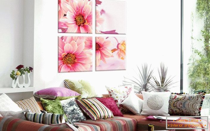 Sve češće vlasnici stanova biraju za unutrašnji dizajn slike uz cvetni ispis. Nežno ružičaste cipele čine atmosferu u sobi romantičnom i jednostavnom. 