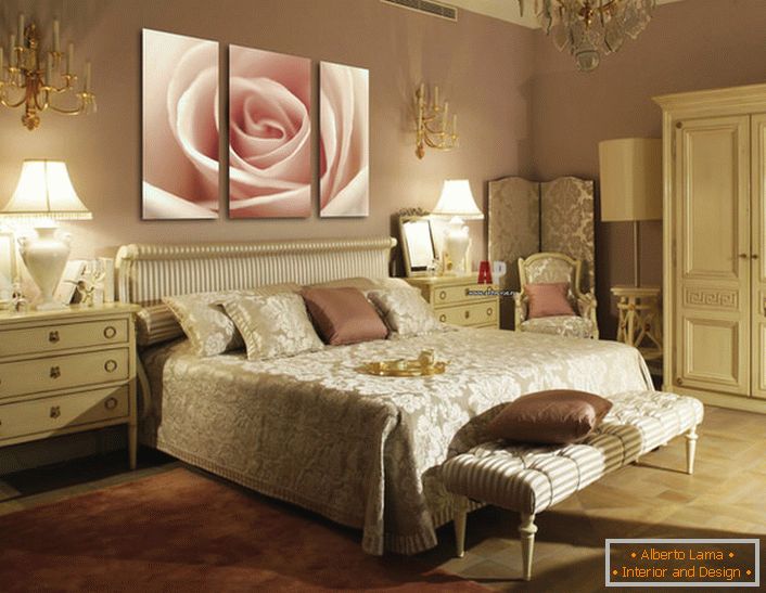 Perlica bledo ružičaste ruže na modularnim slikama dopunjuje luksuzni enterijer spavaće sobe u stilu Art Deco.