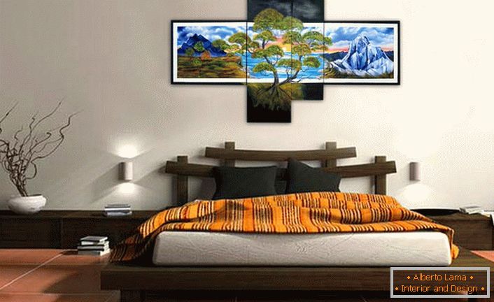 Spavaca u orijentalnom stilu ukrašena je modularnim slikama koje teže na glavi kreveta.