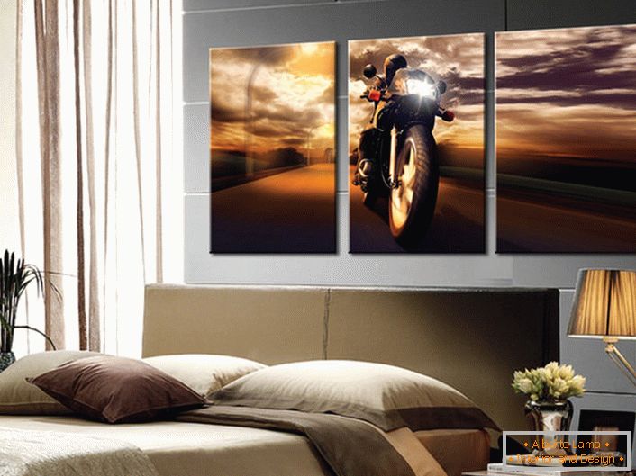 U spavaćoj sobi mlade mekinje uređena je modularna slika na kojoj je prikazan motociklist.