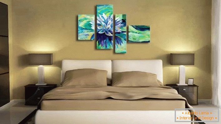 Modularna slika bez ramova - zanimljivo rešenje za spavaću sobu u modernom stilu. Zasićene plavo-zelene nijanse slike čine atmosferu živopisnijom i elegantnijom.