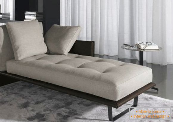 Kauč ​​sa naslonom i rukohvatom u modernom stilu