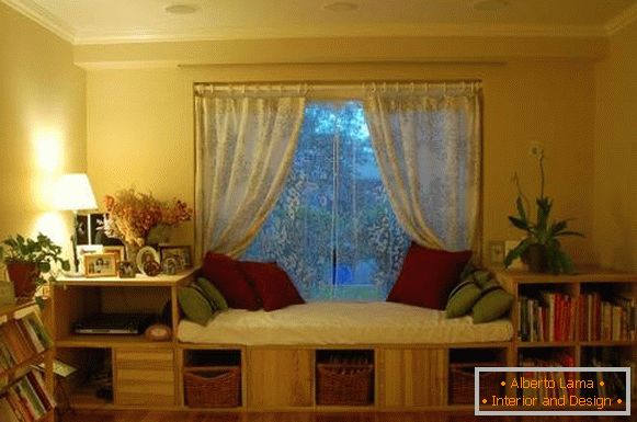 Kauč ​​sa policama pored prozora