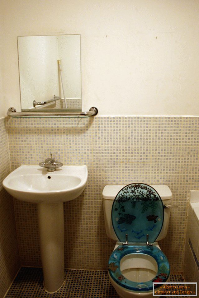 Kupaonica malog apartmana prije renoviranja