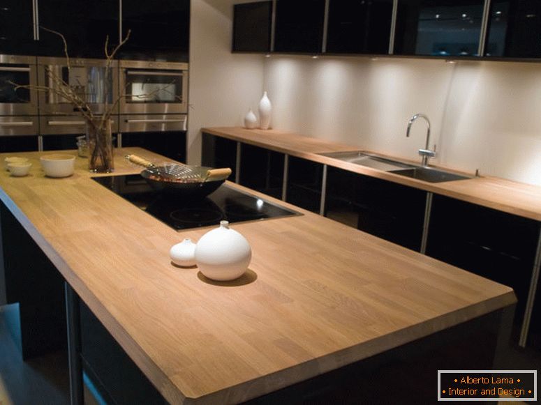 Moderni čist dizajn moderne kuhinje sa crnim drvenim elementima