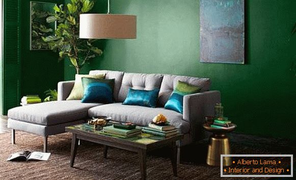 Tamno zelena pozadina za zidove i lagana sofa