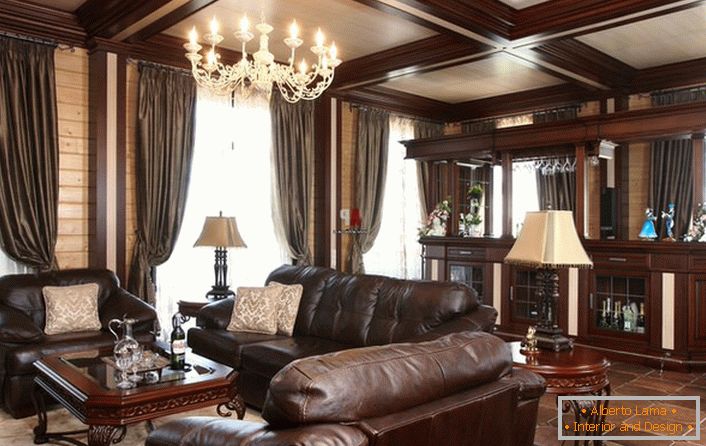 Elegantna gostinjska soba sa šankom. Pažnja privlači masivni tapacirani nameštaj, od kože. 