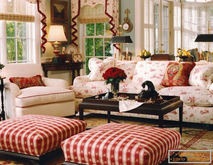 Jednostavan, skroman i prijatan dnevni boravak u engleskom stilu u maloj seoskoj kući. Crveni akcenti čine atmosferu u sobi opuštena i vesela.
