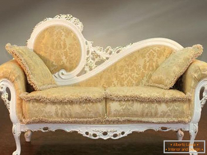 Izrezano leđa sofe i mekana bež presvlaka sa jedva vidljivim ukrasom u najboljim tradicijama baroka.