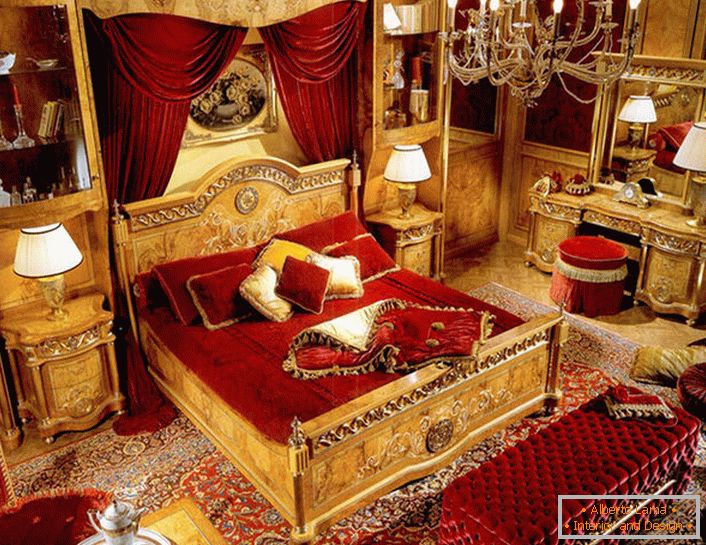 Luksuzna spavaća soba u baroknom stilu u gradskom stanu zapadno od Italije.