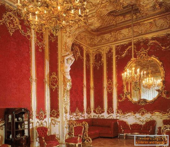 Dnevni boravak u kući je uredno ukrašen crvenim namještajem. Plemeniti crveni savršeno se kombinuje sa elementima zlatne oplate.