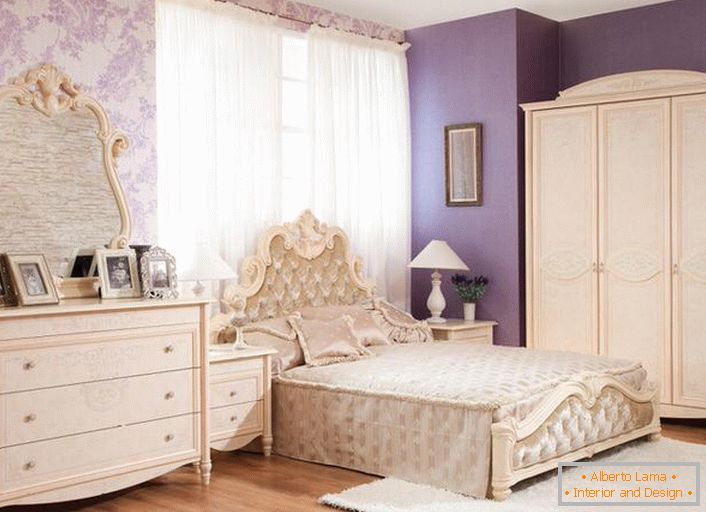 Nameštaj od drveta za modernu spavaću sobu u baroknom stilu. Manji opseg i patos, ali je i dalje barok.
