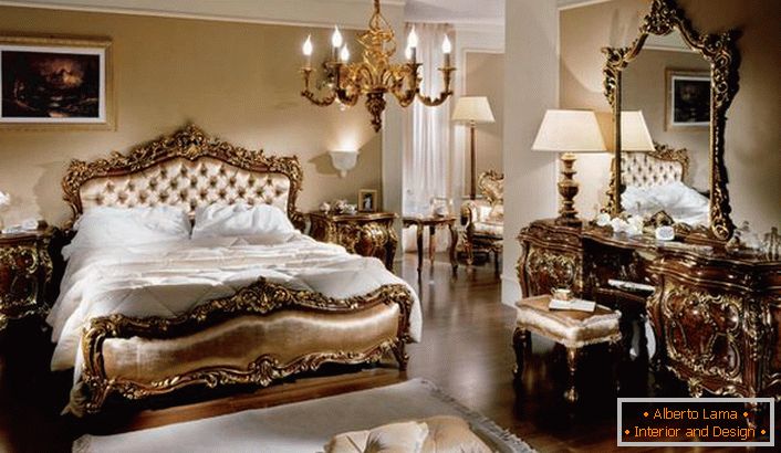 Luksuzna porodična soba u baroknom stilu u seoskoj kući. Jasna karakteristika svakog komada nameštaja u sobi je njegova lakoća i svečanost.