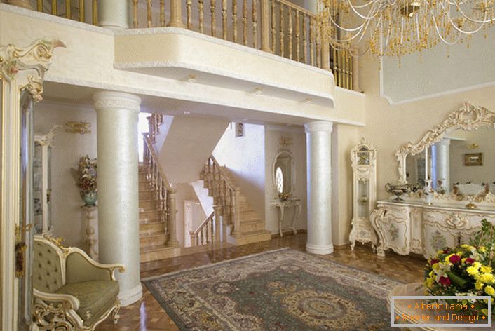 Gostinjska soba u baroknom stilu. Unutrašnjost je zanimljiva sa kolonama i balkonom na drugom spratu.