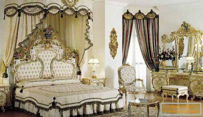 U središtu kompozicije nalazi se krevet sa četiri postere. U skladu sa stilom baroka u sobi je masivni garderobu sa zlatnom završnom obradom.