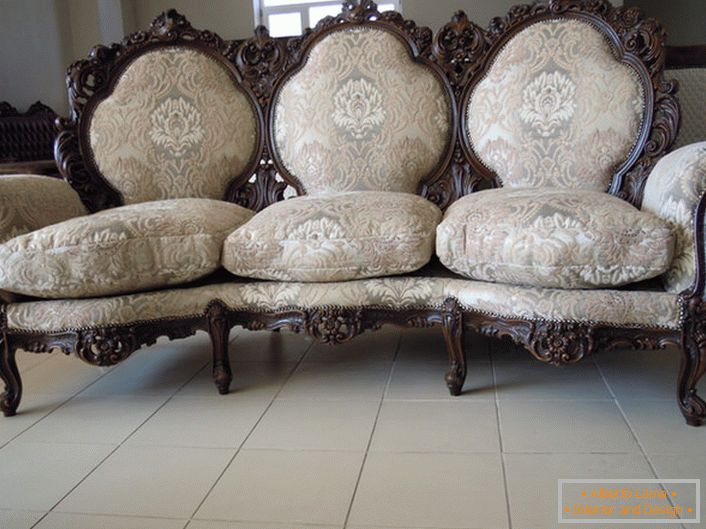 Ornate ivica leđa, izrezbarene noge, tekstilni presvlake - savršen izbor za barokni stil dnevne sobe.