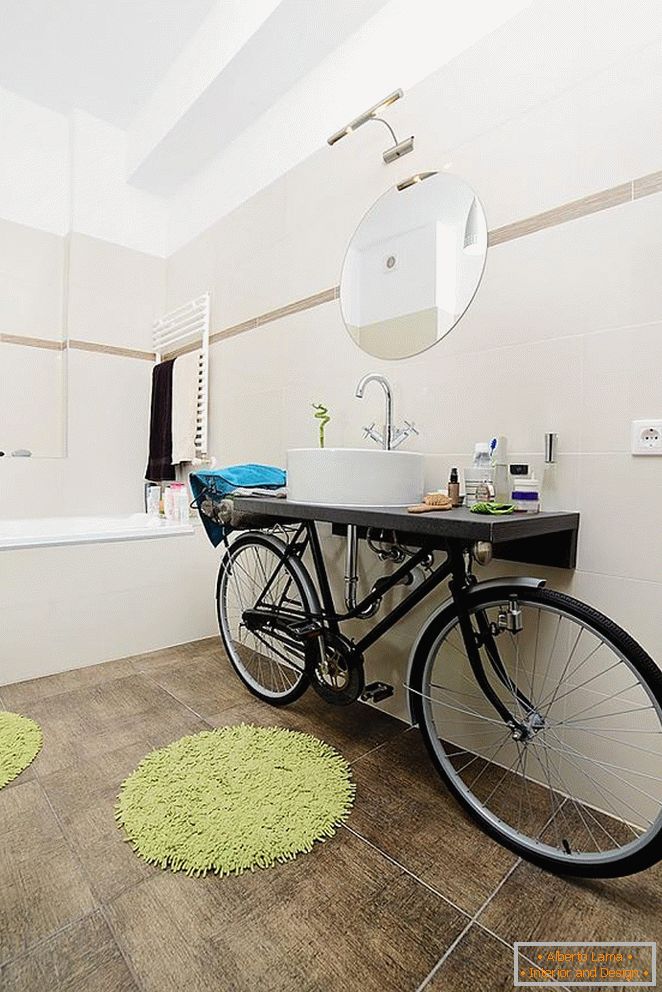 Neobičan umivaonik na biciklu u kupatilu