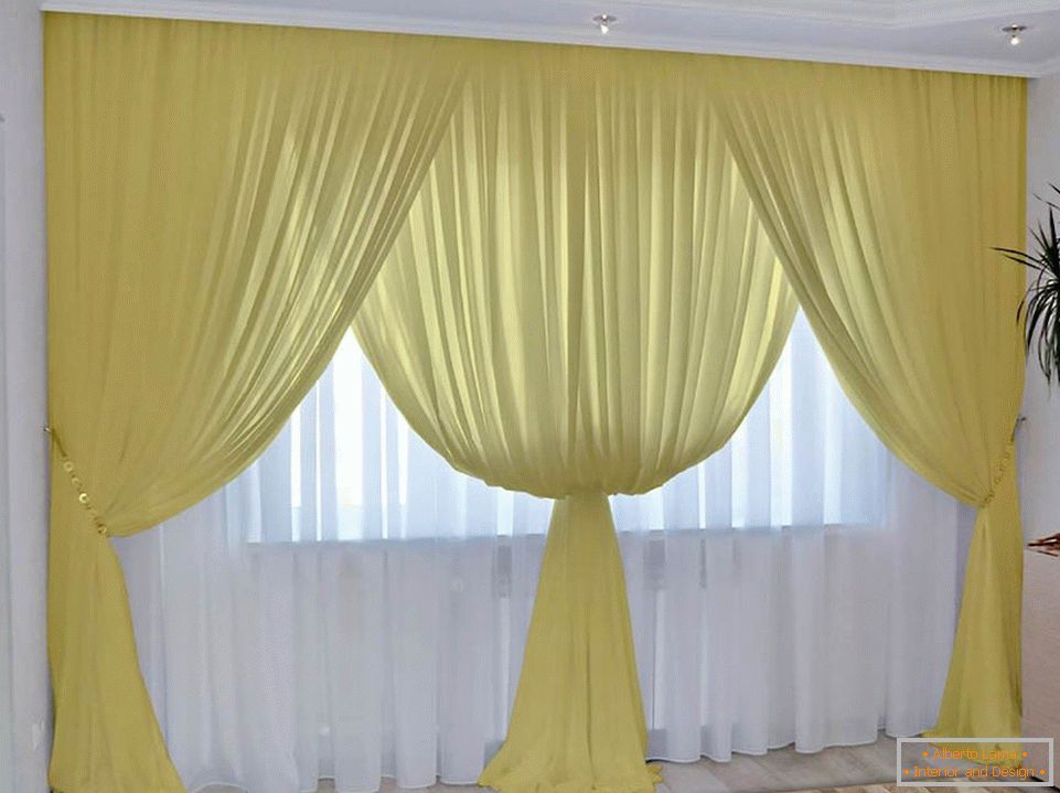 Žute zavese i beli til u sobi