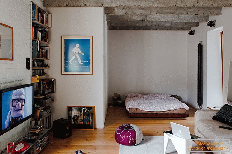 Unutrašnjost spavaće sobe u malom stanu u Slovačkoj