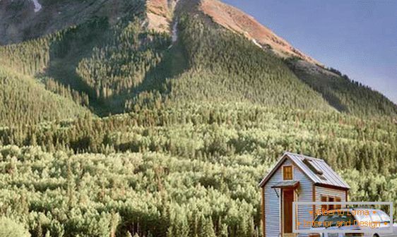 Mikro-kuća u podnožju planine
