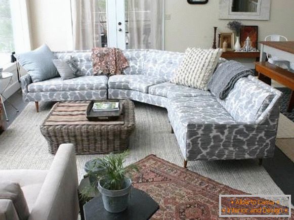 Kompaktni kutni sofa u dizajnu dnevne sobe