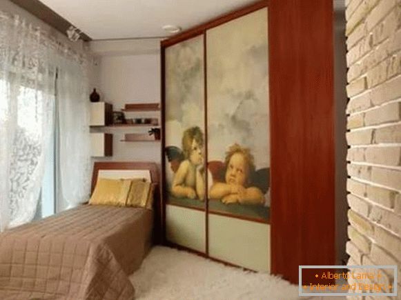 Trapezoidni kutni ormar u spavaćoj sobi - fotografija u dizajnu enterijera