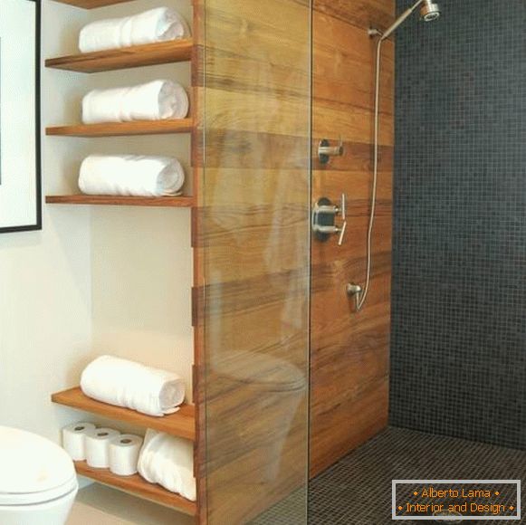 Kupatilo sa drvenim policama