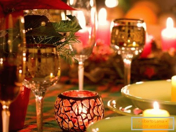 Lepe naočare i sveće u ukrasu novogodišnjeg stola