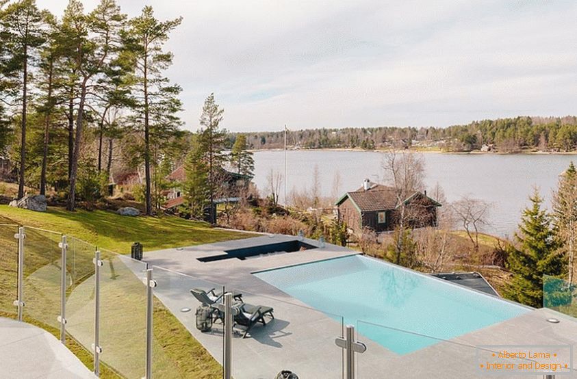 Pogled sa prozora luksuzne vile u Švedskoj