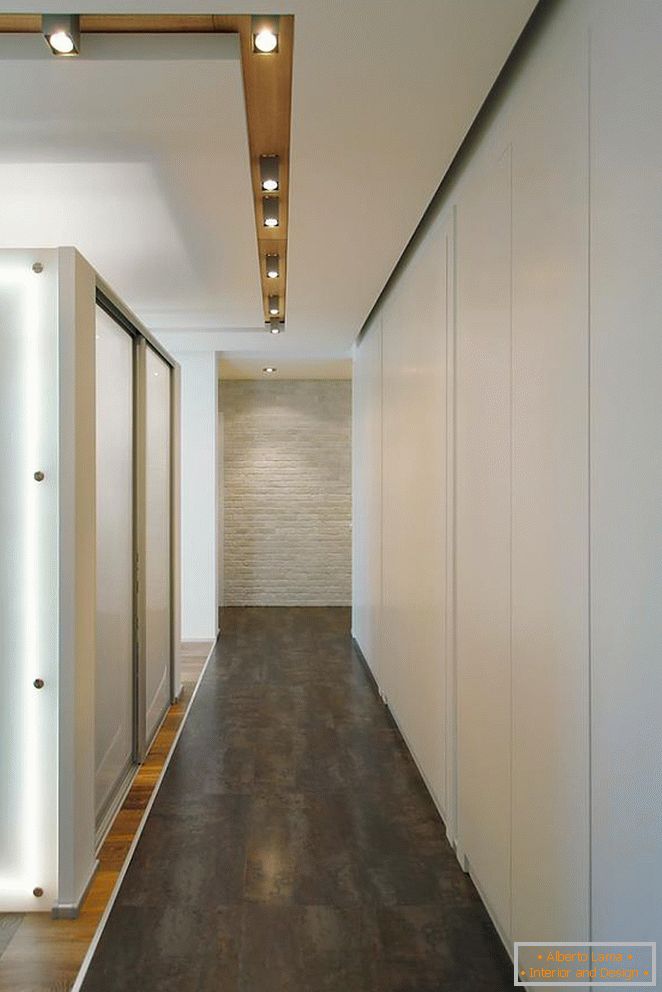 Koridor, ukrašen belim i sivim tonovima sa elementima drveta