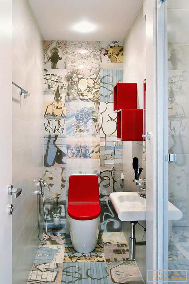 Toalet sa svetlom crvenim poklopcem u ekstravagantno uređenom toaletu