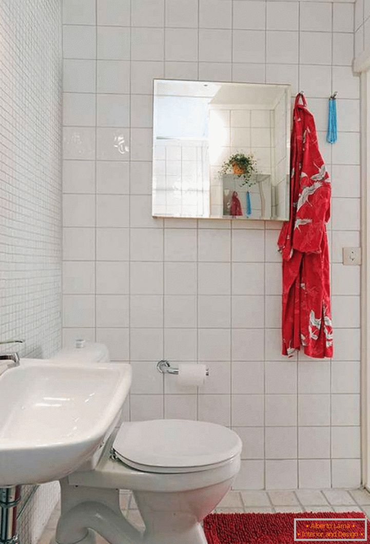 interesting-dizajn malih kupaonica-with-toilet-and-washing-stand-plus-red-bath-mat-on-white-tiles-flooring-as-well-as-mirrored-recessed-medicine-cabinets-744x1095
