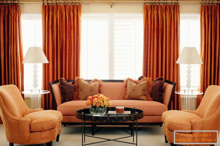 Primjer idealne kombinacije prozirnih rimskih zavesa i teskih tapiserija zavesa pod boje unutrašnjosti dnevne sobe i namještaja.