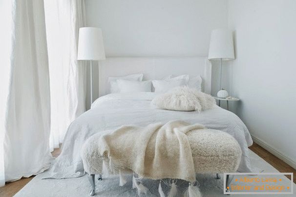 Bijela spavaća soba s panoramskim prozorima