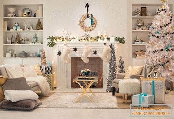 Bijelo božićno drvo i prekrasan dekor