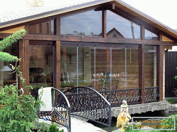 Drvena veranda pričvršćena za kuću фото 1