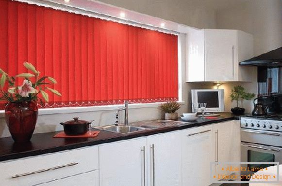 roletne na prozorima vertikalna tkanina na kuhinji, foto 15