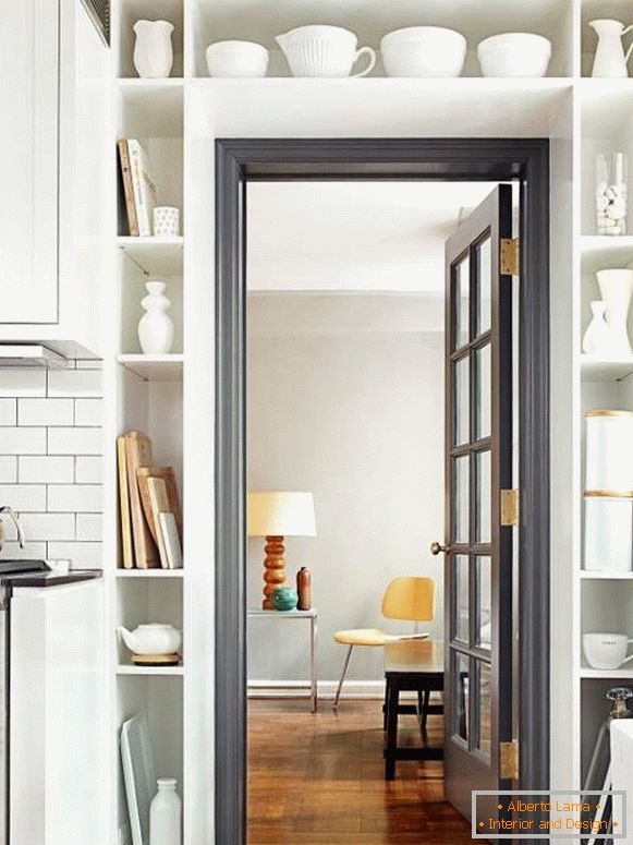Prekrasna kuhinjska vrata - fotografija sa garderobom