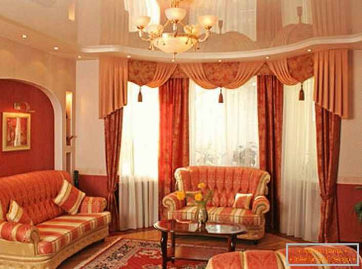 Luksuzna dnevna soba sa rastezljivim plafonima. Odličan primer ispravno odabranog osvetljenja.