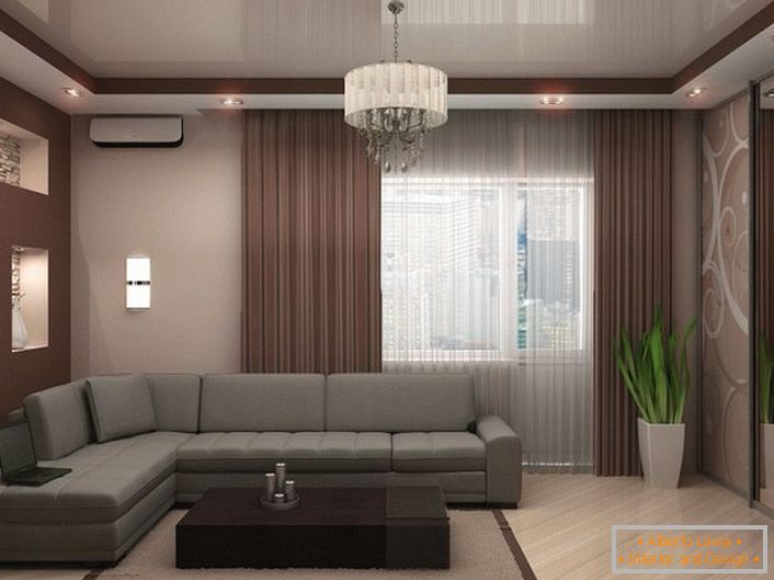 Sivo-bežni plafon u dva sloja organski se uklapa u stilsku sobu za goste.