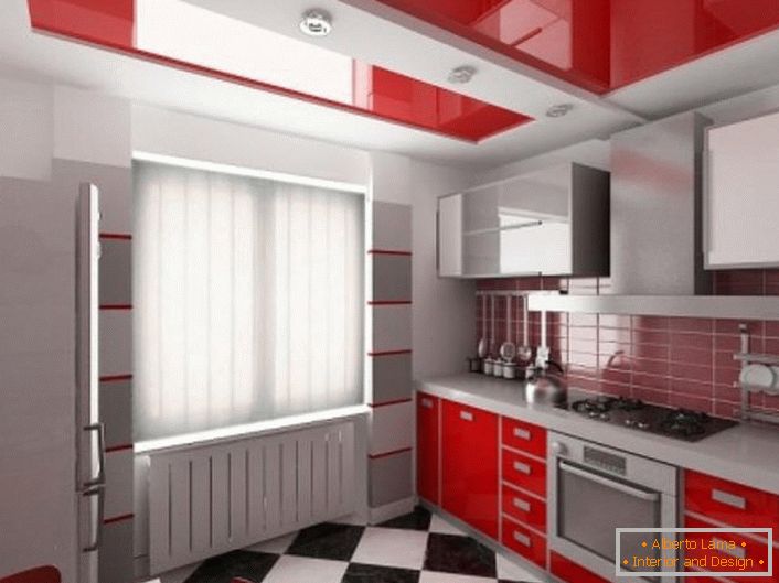Crveni stropni stropovi - dobar izbor za kuhinju sa škrlatnim setom.