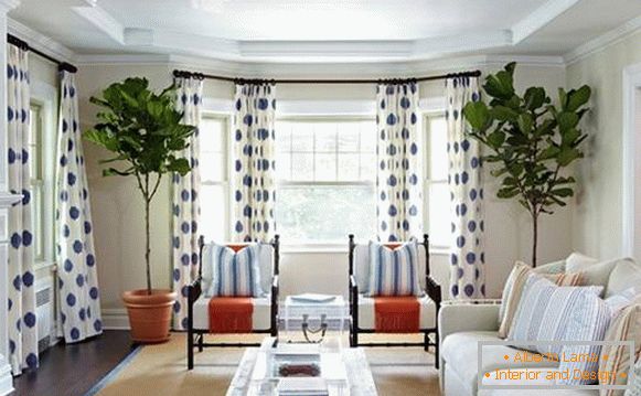 Bijele zavese sa plavim uzorcima u dnevnoj sobi