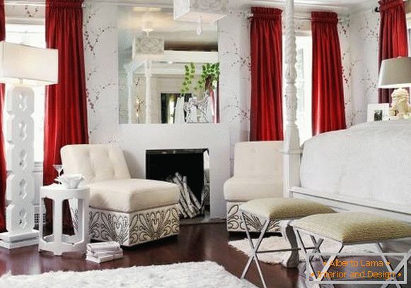 Bijela dnevna soba sa crvenim zavesama