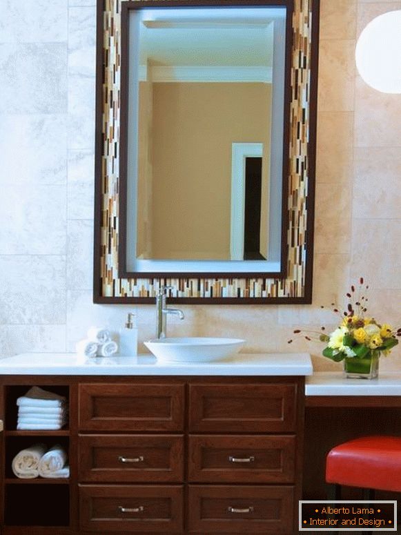 Moderno ogledalo u okviru kupatila