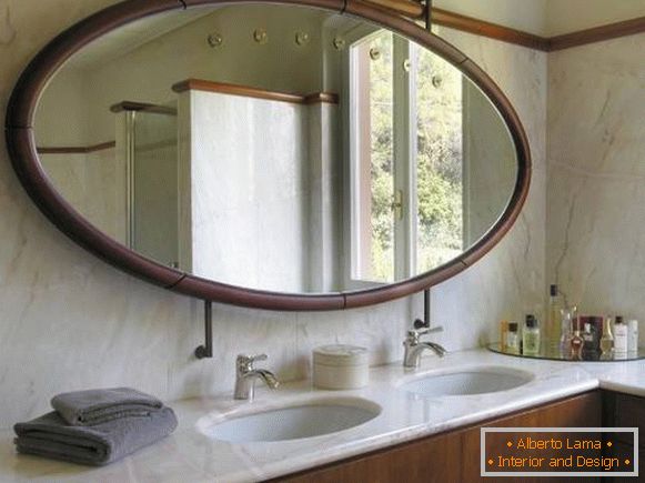 Veliko ovalno ogledalo u kupatilu